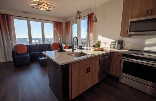 Home Park Apartment | 2B King Suite w/Skyline Views
