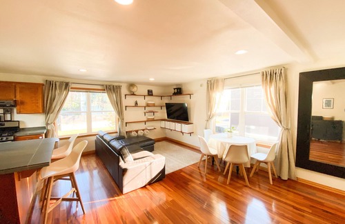 Greenwood House | 2b1.5b Bright Greenwood Townhome 5 minute Walk to Bars Restaurants