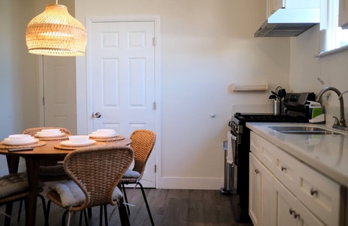 East Los Angeles House | 2B1B/CityCentral/Downtown/Parks/Play/Security gate