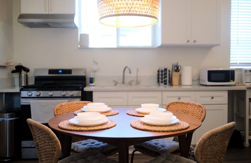 East Los Angeles House | 2B1B/CityCentral/Downtown/Parks/Play/Security gate