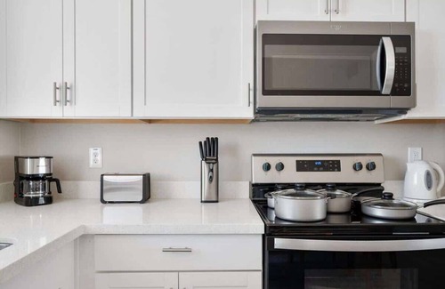 Glendale Apartment | 2B2B Getaway Pool, Comfy Beds & Parking