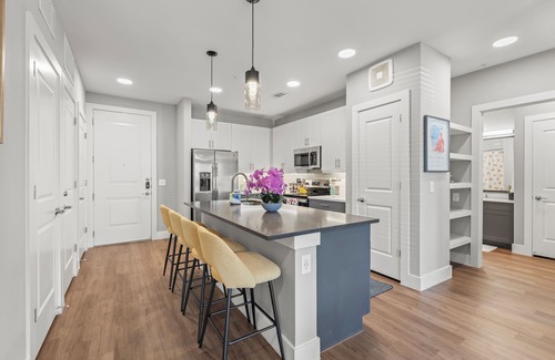 Fort Worth Apartment | 2B2B Luxury 1st Floor Apartment near in Ft Worth with free Parking,Pool,Gym&more