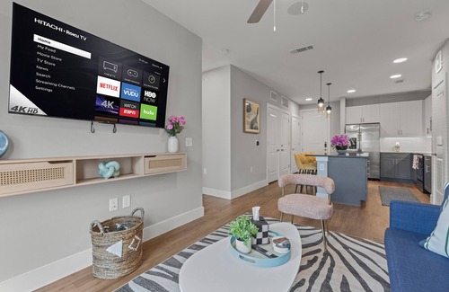 Fort Worth Apartment | 2B2B Luxury 1st Floor Apartment near in Ft Worth with free Parking,Pool,Gym&more