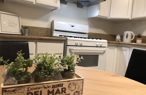 Arcadia House | 2b2ba Cottage with courtyard in Arcadia, 30mins to DTLA(AC,laundry and parking)