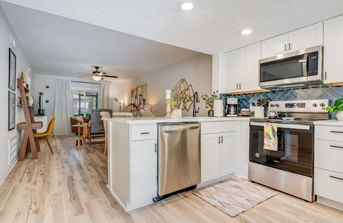 Montgomery Condo | 2bd/2ba Condo * Pool * Renovated * Dogs Welcome * Condo in Savannah*30+ day stay