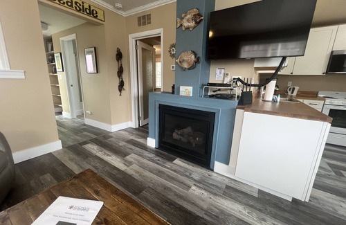 Seaside House | 2Bd/2Ba Darling Beach Cottage 3 Mins to Beach, Back Deck for Quiet Evenings