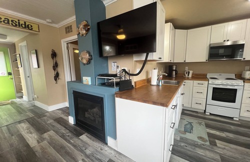 Seaside House | 2Bd/2Ba Darling Beach Cottage 3 Mins to Beach, Back Deck for Quiet Evenings