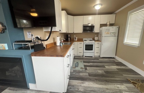 Seaside House | 2Bd/2Ba Darling Beach Cottage 3 Mins to Beach, Back Deck for Quiet Evenings