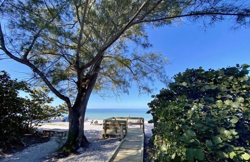 Vanderbilt Beach Condo | 2bd 2bth Vanderbilt Beach 4 min to Beach-14 day rentals starting April 1- Dec 30