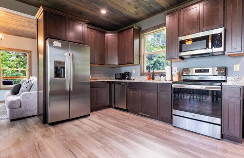 Chalet Village North Cabin | 2BD Cabin w/Hot Tub! Pool +Near TOWN