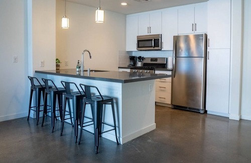 Downtown Apartment | 2BD DTLA Flat: Shared Office, Poolside Bliss, Designated Parking
