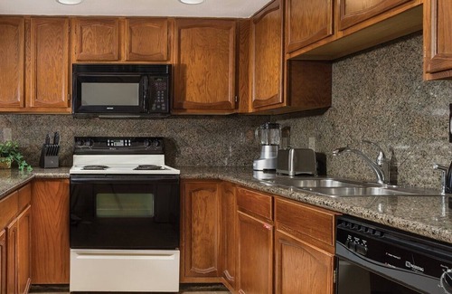 Flagstaff Condo | 2BD/Flagstaff - Full Kitchen, Living Room, W/D and Balcony!