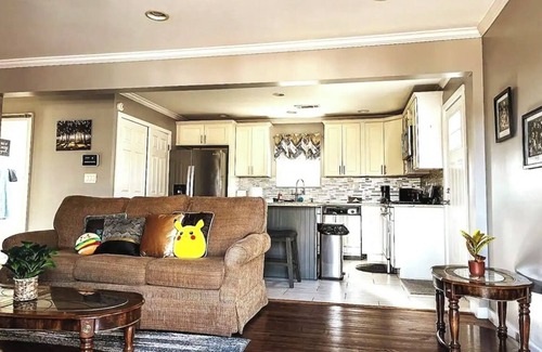 East Side House | 2Bd Home w No Extra Fees+Office Space+FULL Kitchen+Digital TV+Picture Wall+WD