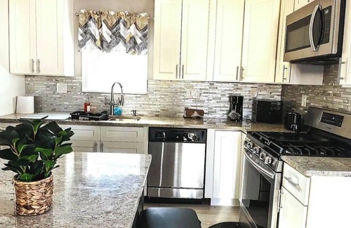 East Side House | 2Bd Home w No Extra Fees+Office Space+FULL Kitchen+Digital TV+Picture Wall+WD