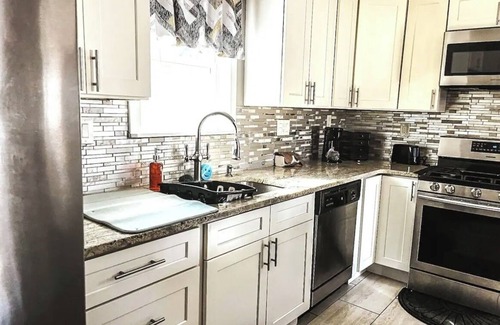 East Side House | 2Bd Home w No Extra Fees+Office Space+FULL Kitchen+Digital TV+Picture Wall+WD
