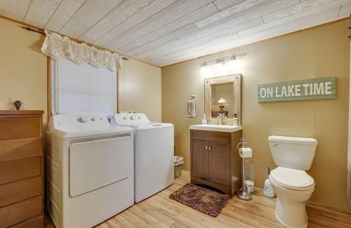 Locust Lake Village Apartment | 2Bd Lake Access Bungalow with Hot Tub in Locust Lake