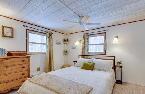 Locust Lake Village Apartment | 2Bd Lake Access Bungalow with Hot Tub in Locust Lake