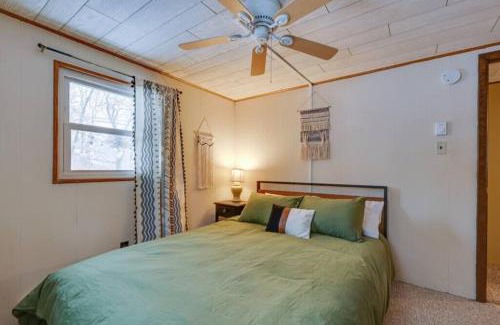 Locust Lake Village Apartment | 2Bd Lake Access Bungalow with Hot Tub in Locust Lake