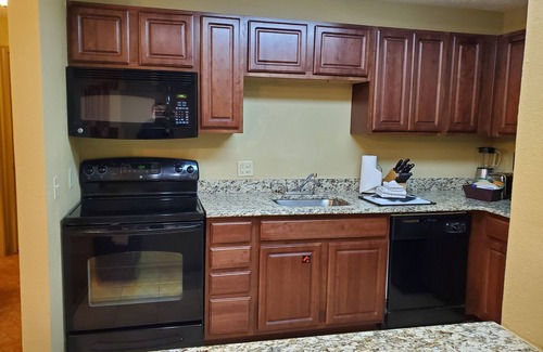 Pennington Bend Condo | 2BD Lock-Off/Nashville - Kitchen, Pool, Hot tub!