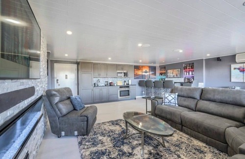 Southeast Colorado Springs Condo | 2BD Luxury Condo, Cocktail Lounge, Beautiful Views