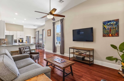 New Orleans Apartment | 2BD On Streetcar | Balcony+Parking | Cafe