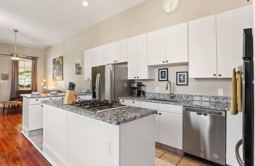 New Orleans Apartment | 2BD On Streetcar | Balcony+Parking | Cafe