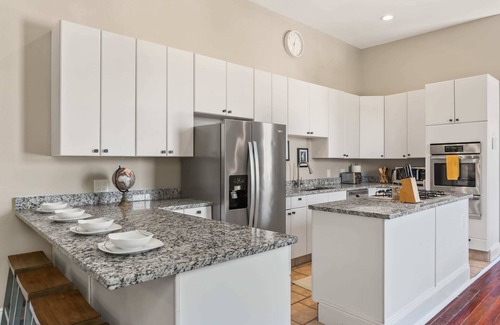 New Orleans Apartment | 2BD On Streetcar | Balcony+Parking | Cafe