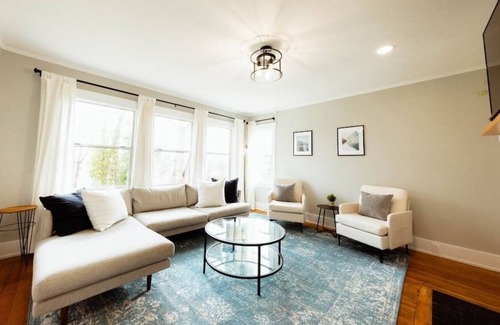 North Beacon Hill House | 2BD Orcas Lodge · 2BD Modern Getaway | Peloton | Dual Monitors