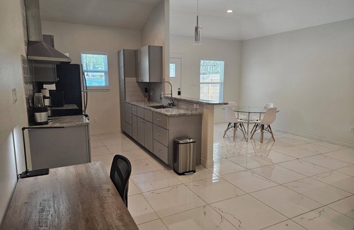 Central City Apartment | 2BD-RemoteWork-Extd Stay Discounts-PetsOK-Central
