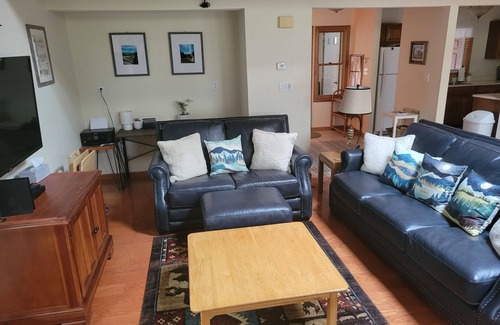 North Woodstock House | 2BD townhouse in Deer Park