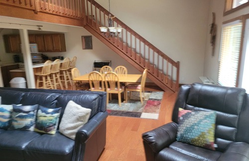 North Woodstock House | 2BD townhouse in Deer Park