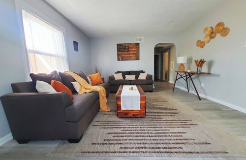 Southside House | 2BD Unit/K Bed@Central Louisville