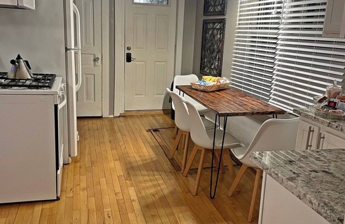 East Town House | 2bed 1.5bath House, Lower Eastside, King Bed, Fire Pit, Free Parking, Sleeps 6