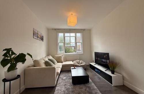 London City Centre Apartment | 2Bed Apartment-Sleeps 4 Pets Ok & Balcony