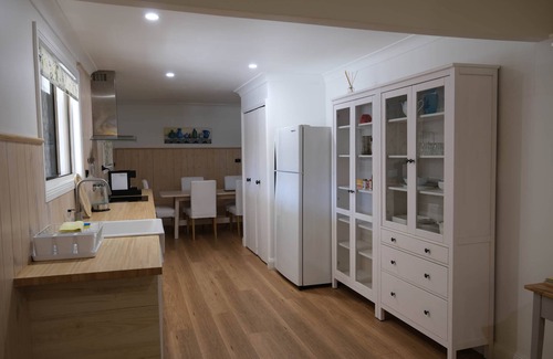Armidale Apartment | 2Bed Creekland Cottage by Twodogfolly