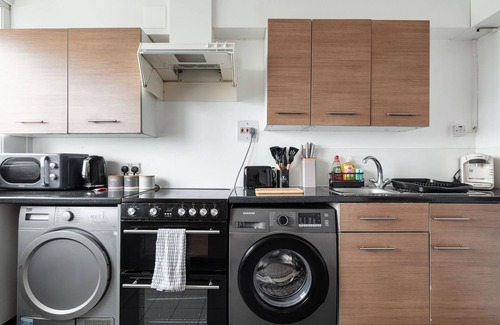 Highbury West Apartment | 2bed Gem steps from Arsenal Stadium