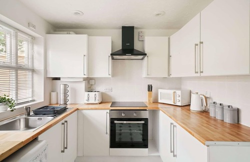 Canning Town North House | 2Bed House in London Near Excel, The O2, Canary Wharf|FREE Parking|Patio Garden