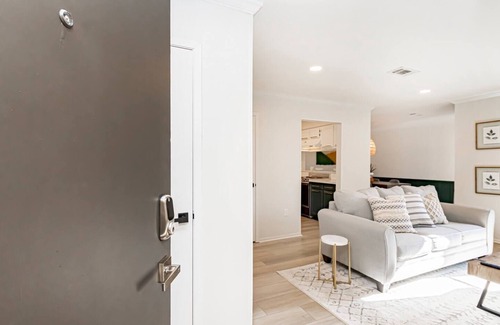 South Baton Rouge Condo | 2Bed Modern Getaway! Central Location in BR!