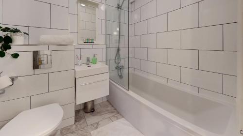 West Ham Apartment | 2BedRm-4guests-Parking-NearStation
