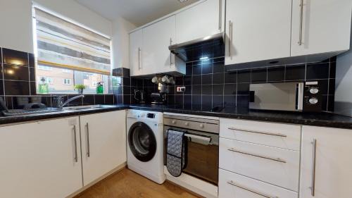 West Ham Apartment | 2BedRm-4guests-Parking-NearStation
