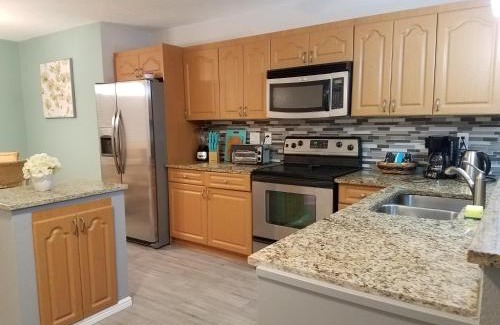 Gulf Gate Estates Apartment | 2BR/1BA Vacation Rental - Sienna Park