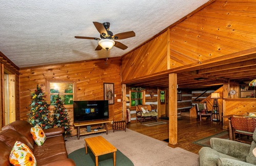 Helmsburg Cabin | 2BR, 2 BA Log Cabin