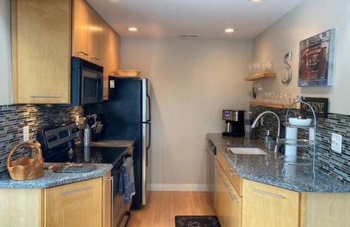 The Galena Territory House | 2BR 2BA + 3rd BR loft cozy end unit lakefront townhome comfortably sleeps 6!