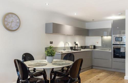 Larkhall Apartment | 2BR 2BA Balcony Clapham North