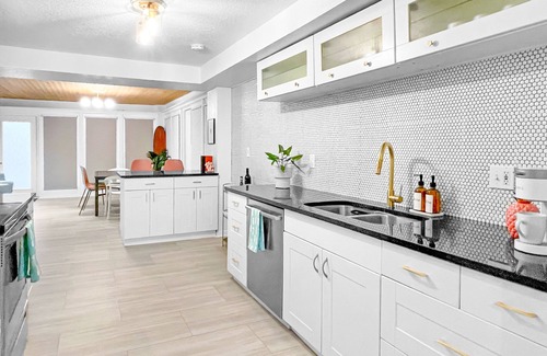 Lake Worth House | 2br/2ba Beach Bungalow with expansive backyard.