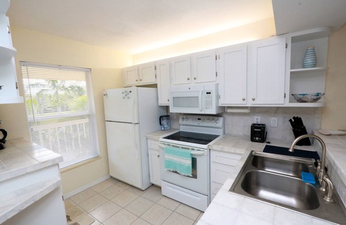 Naples Condo | 2BR/2BA Condo w/Water Views – Your Relaxing Retreat Near Marco Island and Naples