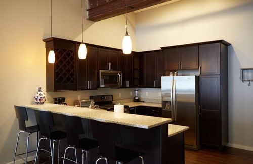 Downtown Kansas City Hotel | 2BR 2BA Loft In Historic Downtown KC