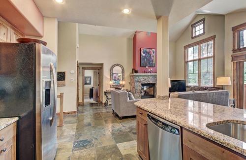 Breckenridge Condo | 2br 2ba Winter Walk To Historic Downtown + Gondola 2 Bedroom Townhouse by RedAwning