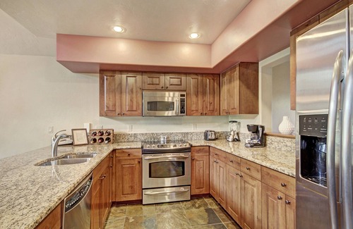 Breckenridge Condo | 2br 2ba Winter Walk To Historic Downtown + Gondola 2 Bedroom Townhouse by RedAwning