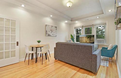 Old Irving Park Apartment | 2BR Alluring Apartment with Laundry - Cullom D3